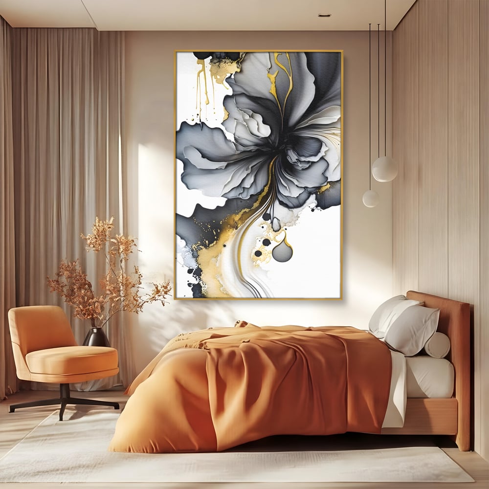 Tablou canvas cu tablou abstract cu floare neagra si accente aurii, in rama de aluminiu auriu, pe perete intr-un dormitor